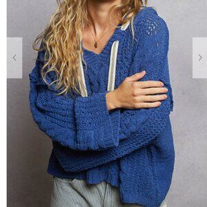 095.V-neck hoodie, long sleeve, roomy fit top in chenille pullover sweater